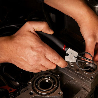 pince à circlips au travail