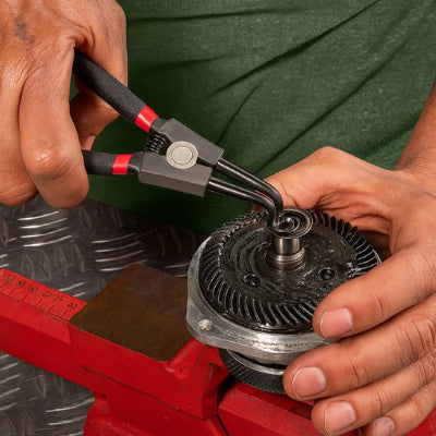 pince à circlips en action