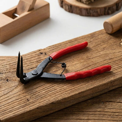 pince à circlips sur planche