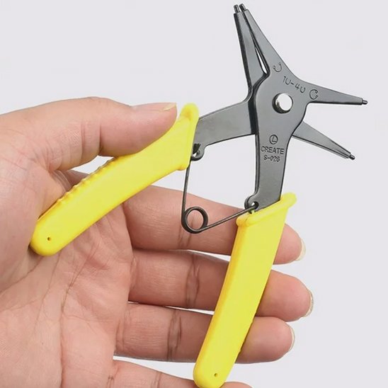 pince à circlips tenue dans la main