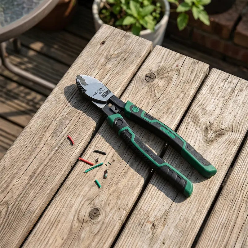 pince a couper sur table en exterieur