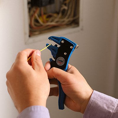 pince a denuder au travail