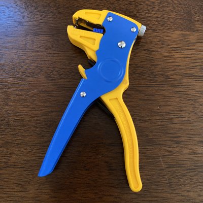 Pince a denuder automatique sur table 