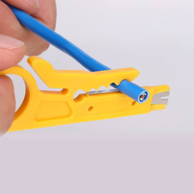 pince à dénuder et câble bleu