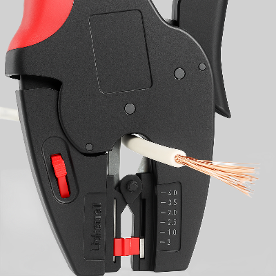 pince à dénuder et câble