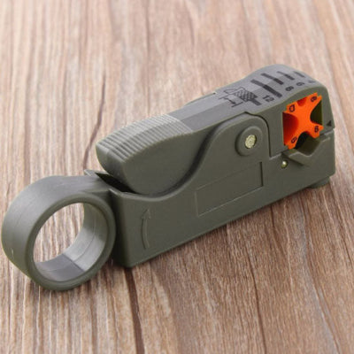 pince à dénuder posée sur support