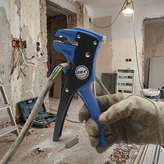 pince à dénuder precision pro tenue en main