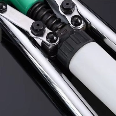 pince à rivet et son receptacle à rivets