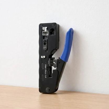 pince a sertir RJ45 contre mur