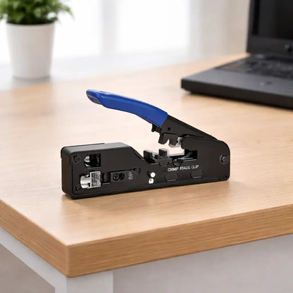 pince a sertir RJ45 sur bureau