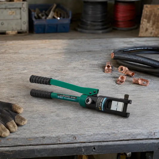 Pince à sertir cosse professionnelle posée sur un établi d’électricien