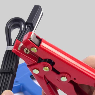 pince à sertir en train de serrer collier