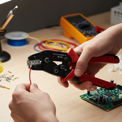 pince à sertir et cosse