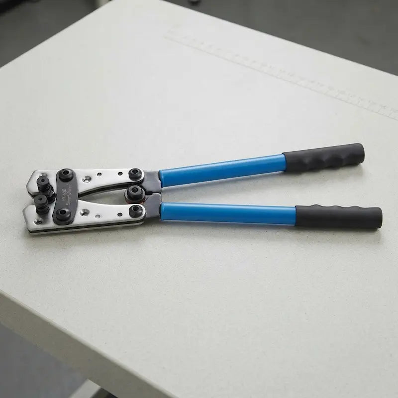 pince à sertir hexacosse sur table