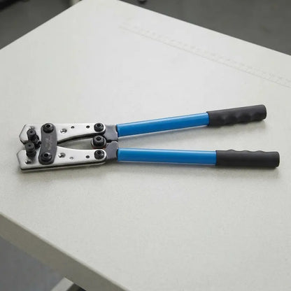 pince à sertir hexacosse sur table