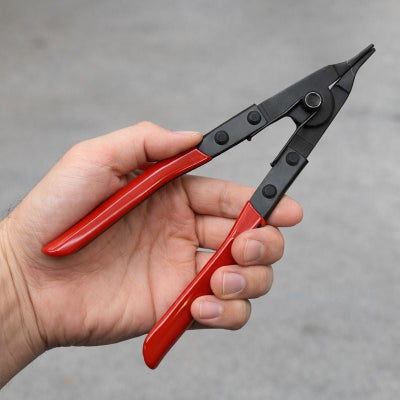 pince circlip tenue en main