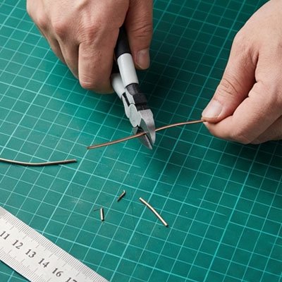 Pince coupante en action au travail