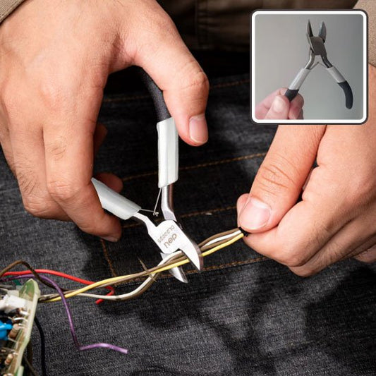 pince coupante en train de couper câble