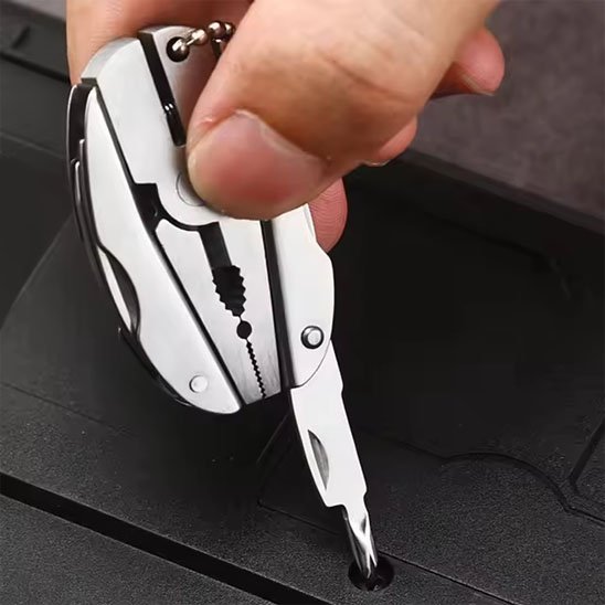 pince coupante en train de travailler