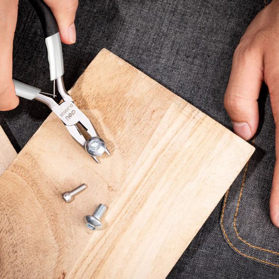 pince coupante serrant un boulon