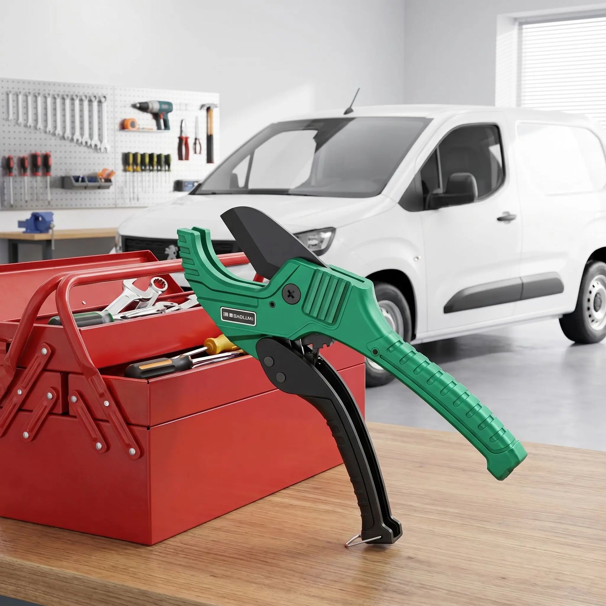 pince coupe tuyau dans atelier