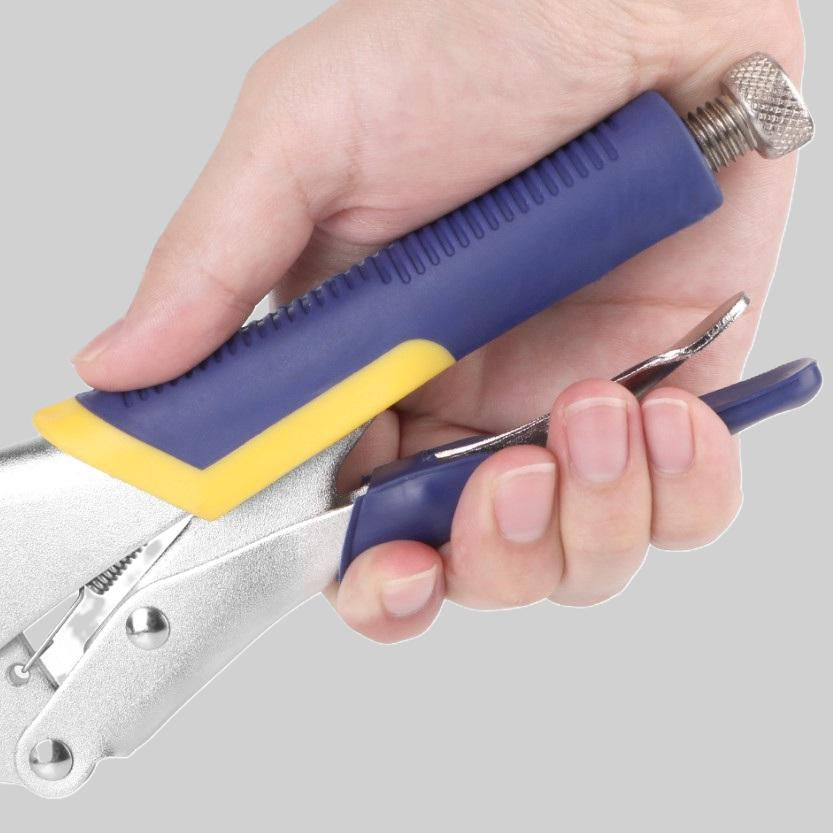 pince étau dans une main