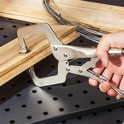 pince étau et planche