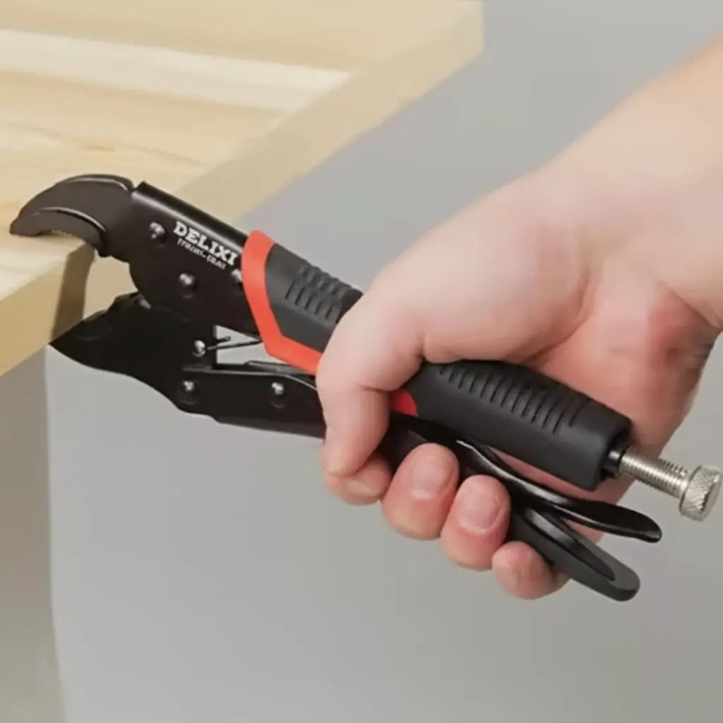 pince etau industrielle dans atelier tenant bois