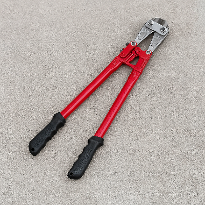 pince monseigneur posée au sol