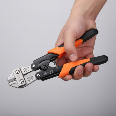 pince monseigneur tenue par une personne 