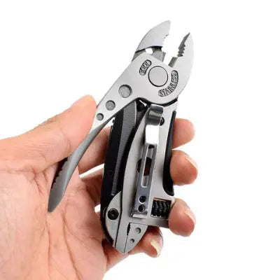 pince multifonction dans main