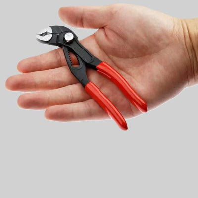 pince multiprise dans main