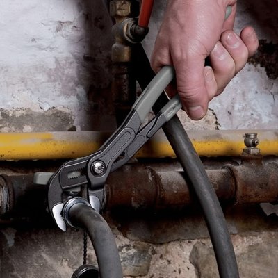 Pince multiprise et tuyau