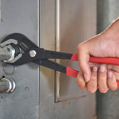 Pince multiprise et tuyauterie