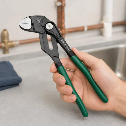 Prise ergonomique d’une pince multiprise plombier pour travailler confortablement
