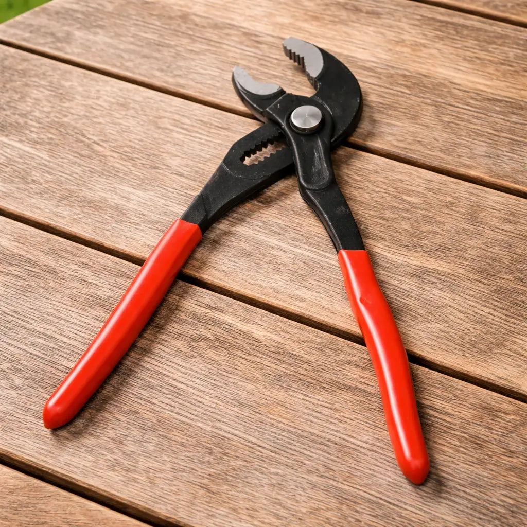 pince-multiprise plombier sur terrasse bois