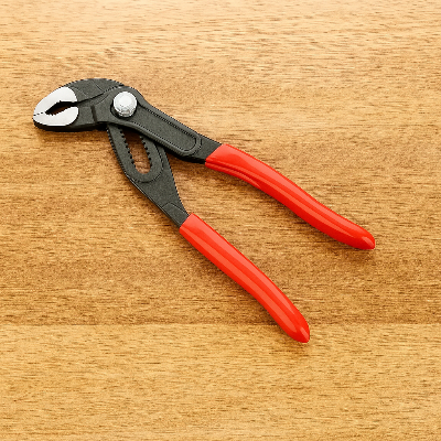 pince multiprise posée au sol