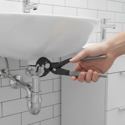 Pince multiprise sous un evier