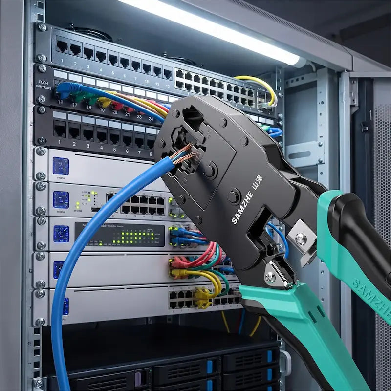 pince pour RJ45 devant baie informatique