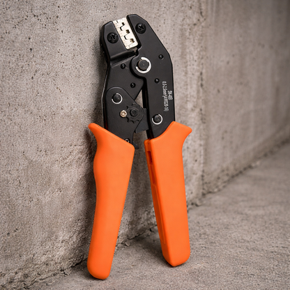 pince sertir contre mur