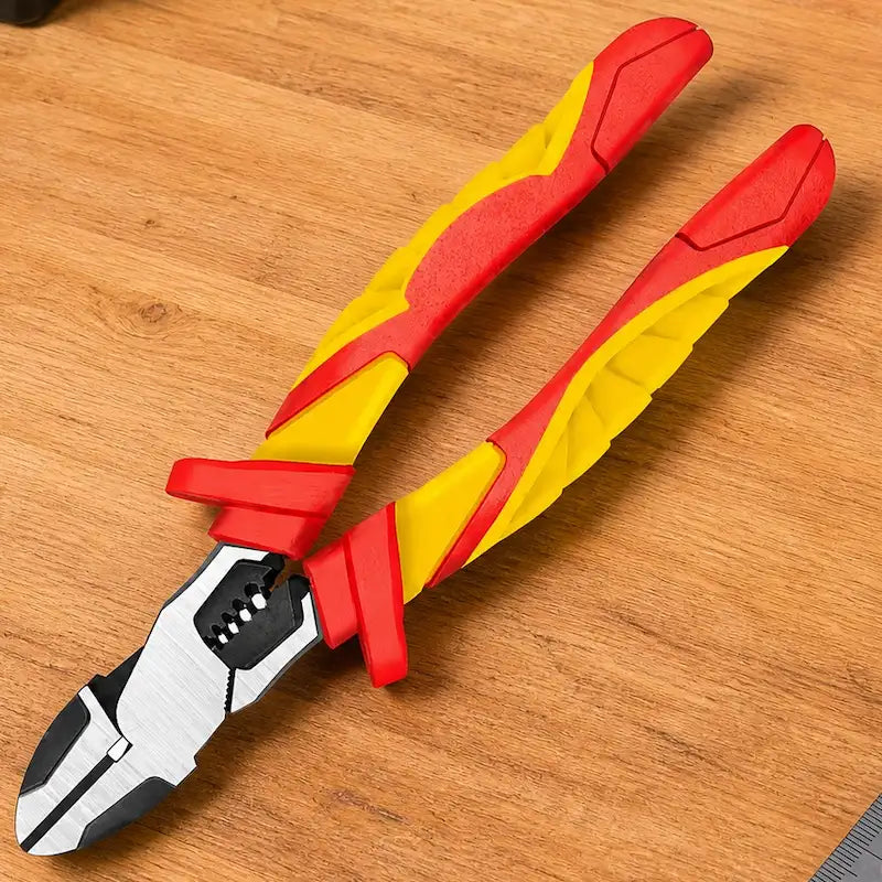 pince coupante isolee 1000V sur table