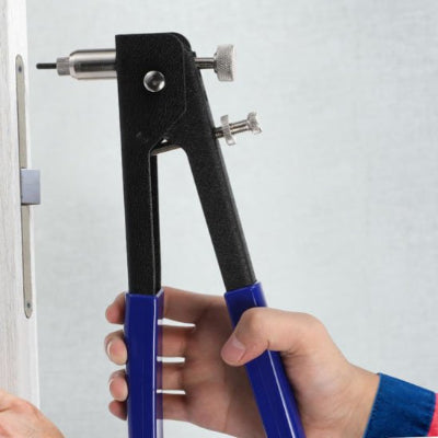 rivetage serrure avec riveteuse