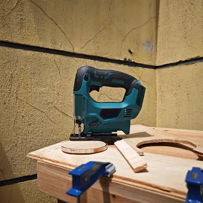 scie sauteuse sur établi