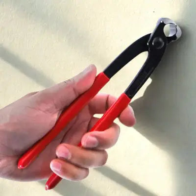 tenaille professionnelle chromevanadium en main