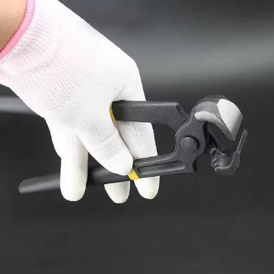 tenaille russe dans main