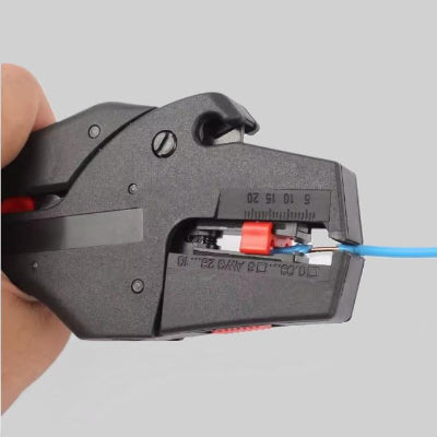 un dénudage câble pince à dénuder