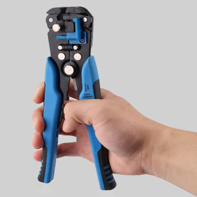 une main tenant pince coupe câble