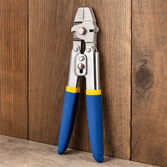 une pince à sertir debout