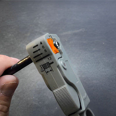 une pince à dénuder et fil