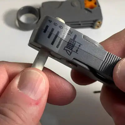 utilisation pince a denuder professionnelle electropro